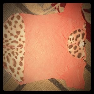 Small high/low 🍑/cheetah cold shoulder top